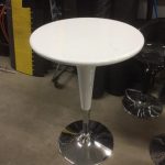 Table à cocktail blanche ajustable à la hauteur dont vous désirez. 